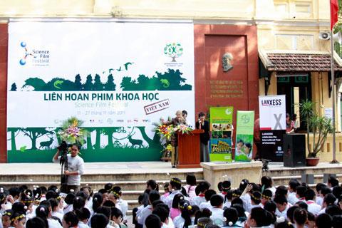 Đưa trẻ em đến với khoa học